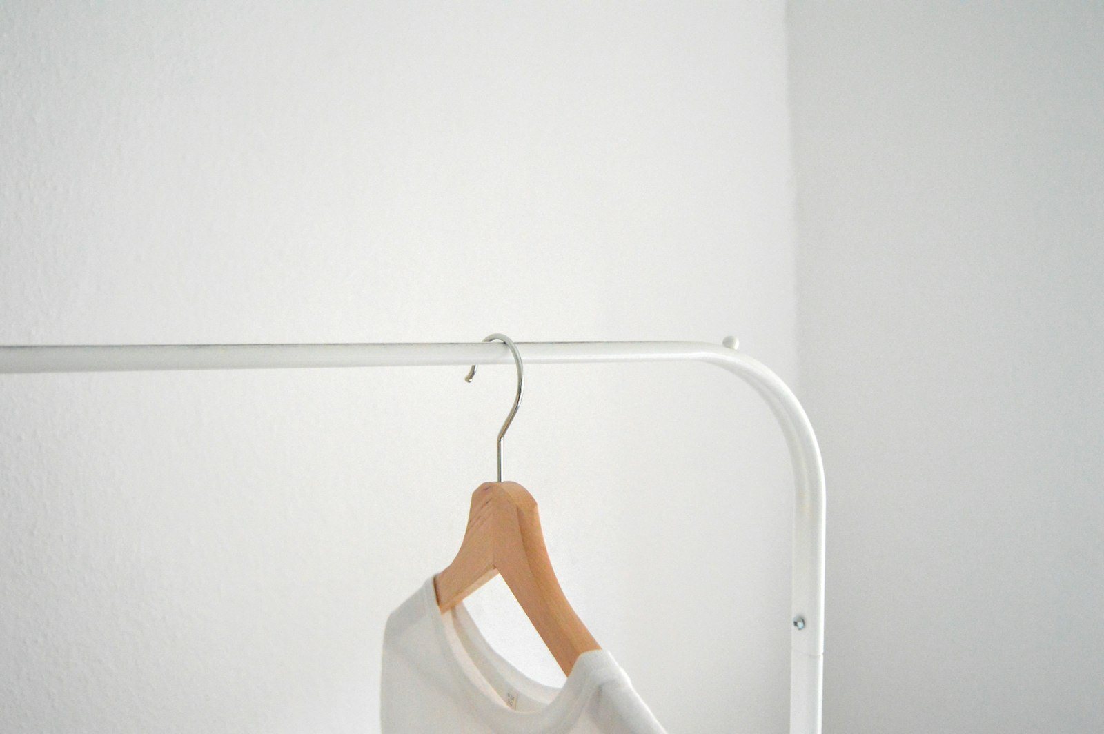 Witte blouse aan een kledinghanger