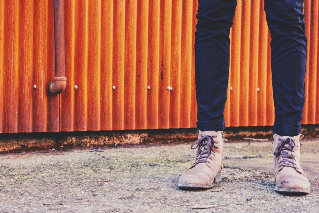 Jeans met omgeslagen zoom en zwarte enkellaarsjes