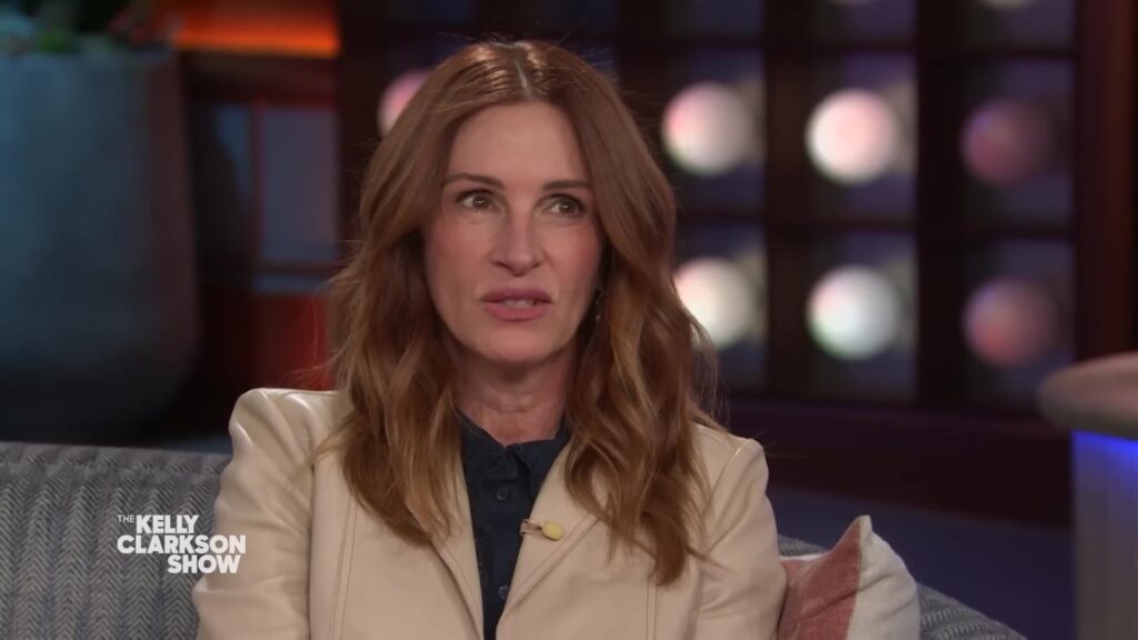 Julia Roberts in een lichte blazer tijdens een interview