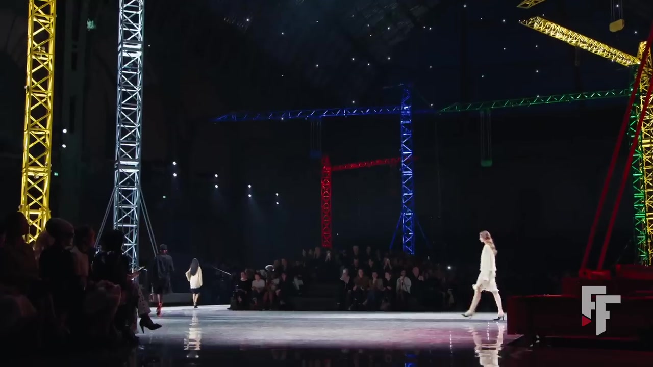 Model in een witte jurk op de catwalk van de Chanel-show voor herfst en winter 2026-2027