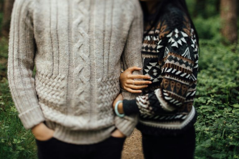 Vrouw in een gebreide trui met fair isle-patroon en een kort jack