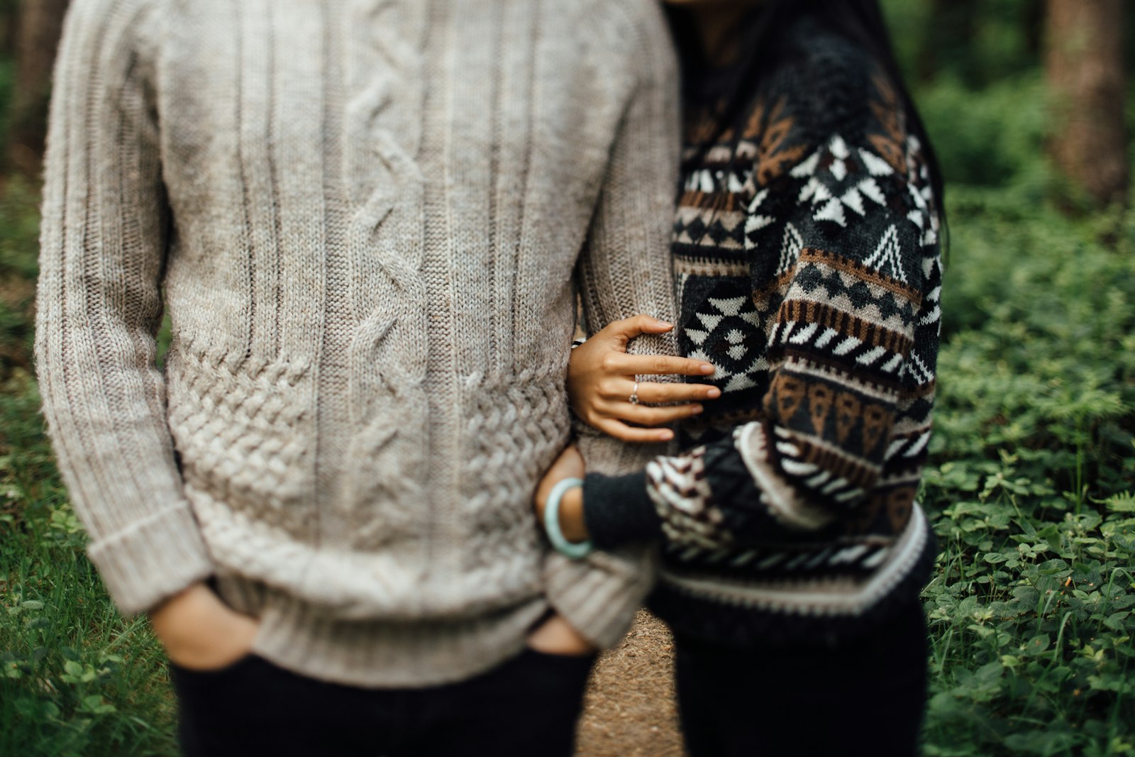 Vrouw in een gebreide trui met fair isle-patroon en een kort jack