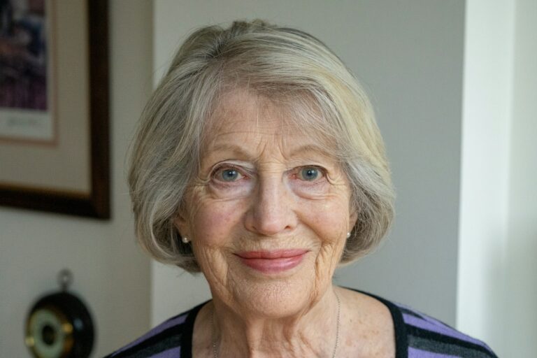 Vrouw met grijs haar in een korte bob met zijscheiding