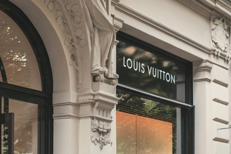 Etalage van een luxe modehuis met tassen in een winkelstraat