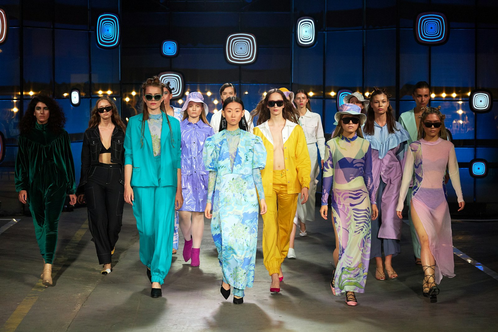 Model op de catwalk in een felle kleur