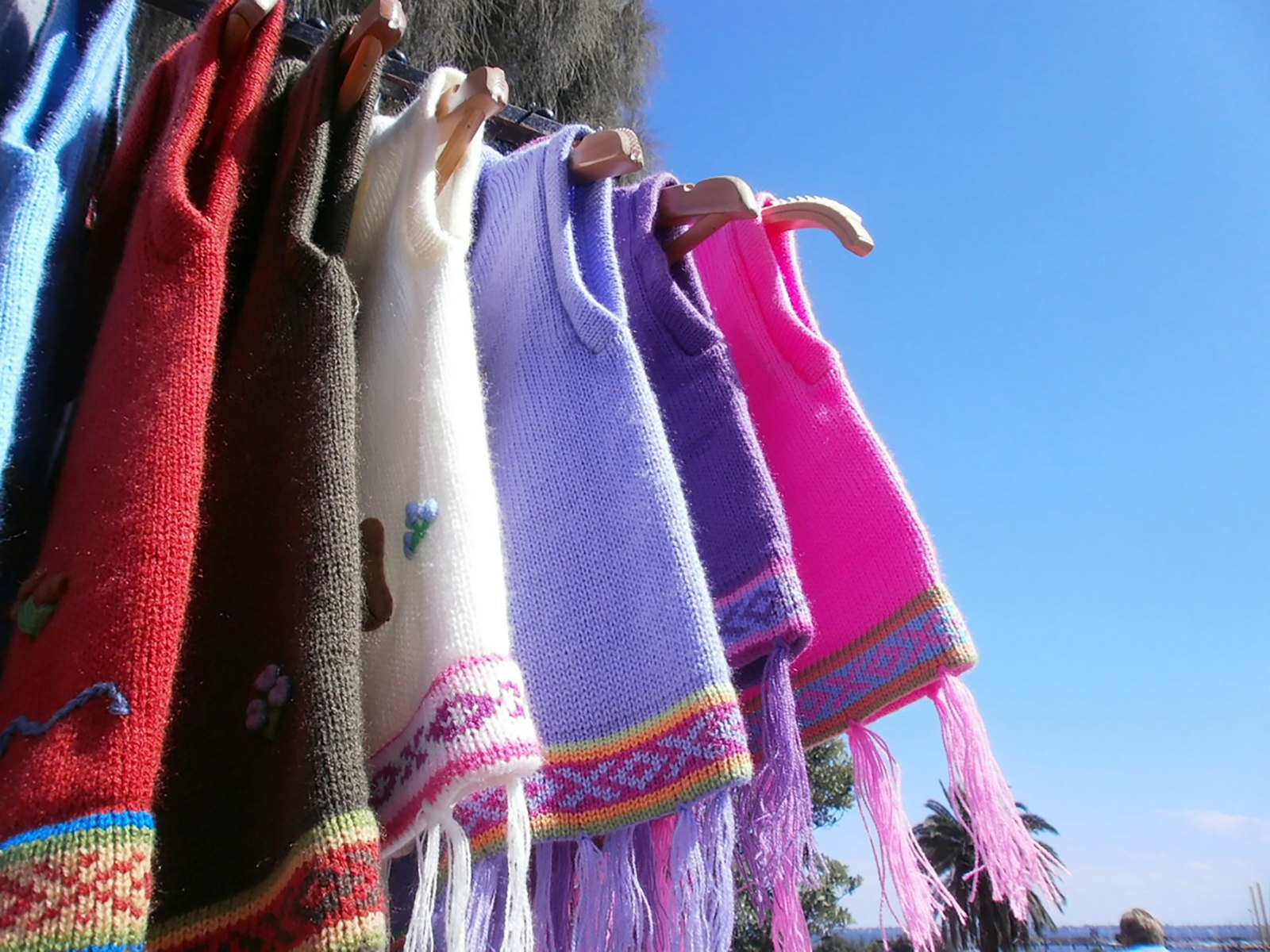 Truien in verschillende winterkleuren naast elkaar