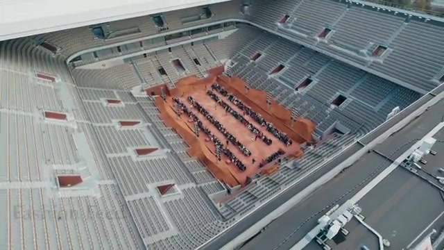 Luchtbeeld van het tennisstadion van Roland-Garros ingericht voor de modeshow van Lacoste