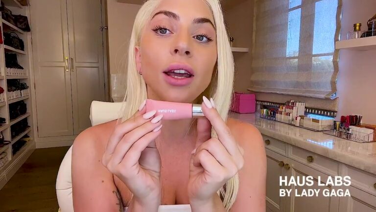 Lady Gaga houdt een product van Haus Labs omhoog in een make-upvideo
