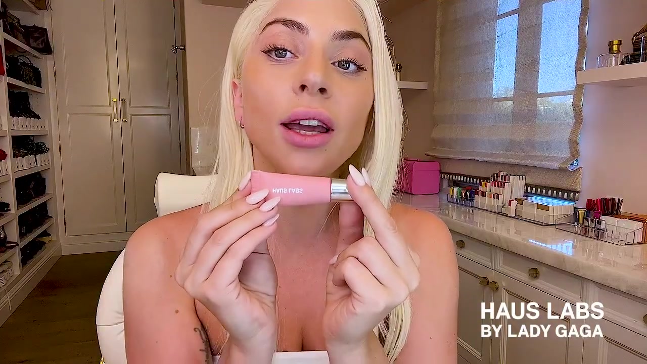 Lady Gaga houdt een product van Haus Labs omhoog in een make-upvideo