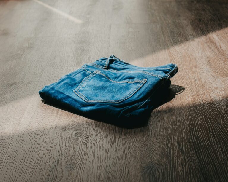 Vrouw in een donkerblauwe bootcut jeans