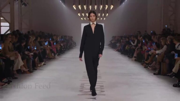 Model in een zwart pak op de catwalk van de eerste Fendi-show van Maria Grazia Chiuri in Milaan