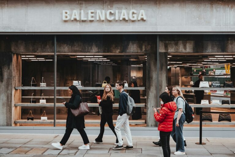 Etalage van een luxe modewinkel van Balenciaga