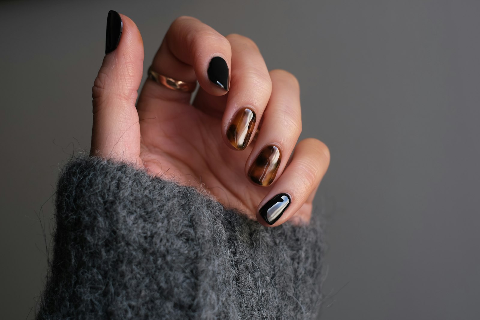 Gelakte nagels met een donkere french tip