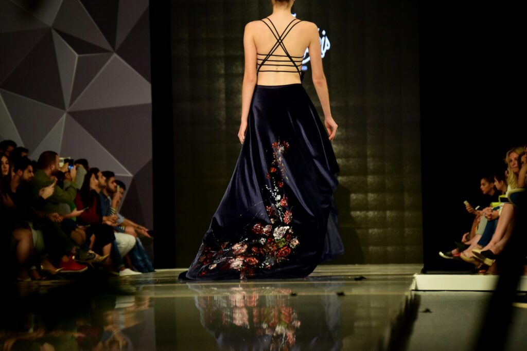 Model op de catwalk tijdens een modeshow in Parijs