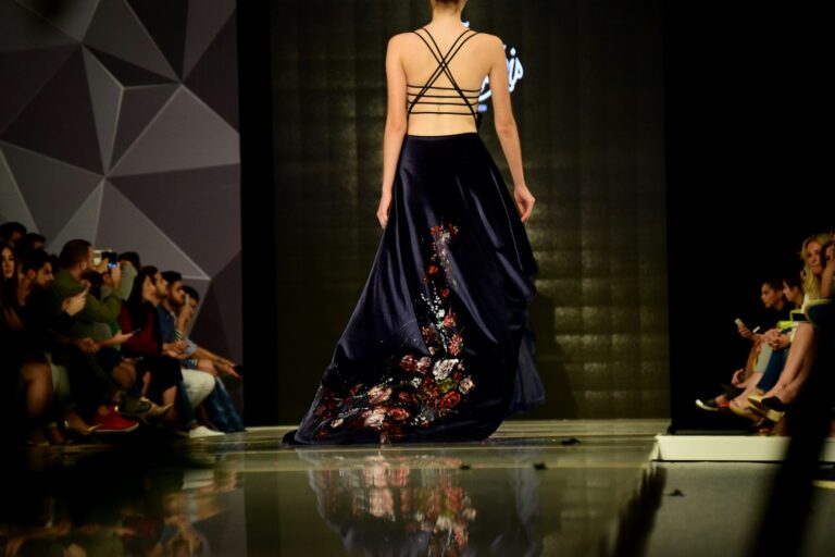 Model op de catwalk tijdens een modeshow in Parijs
