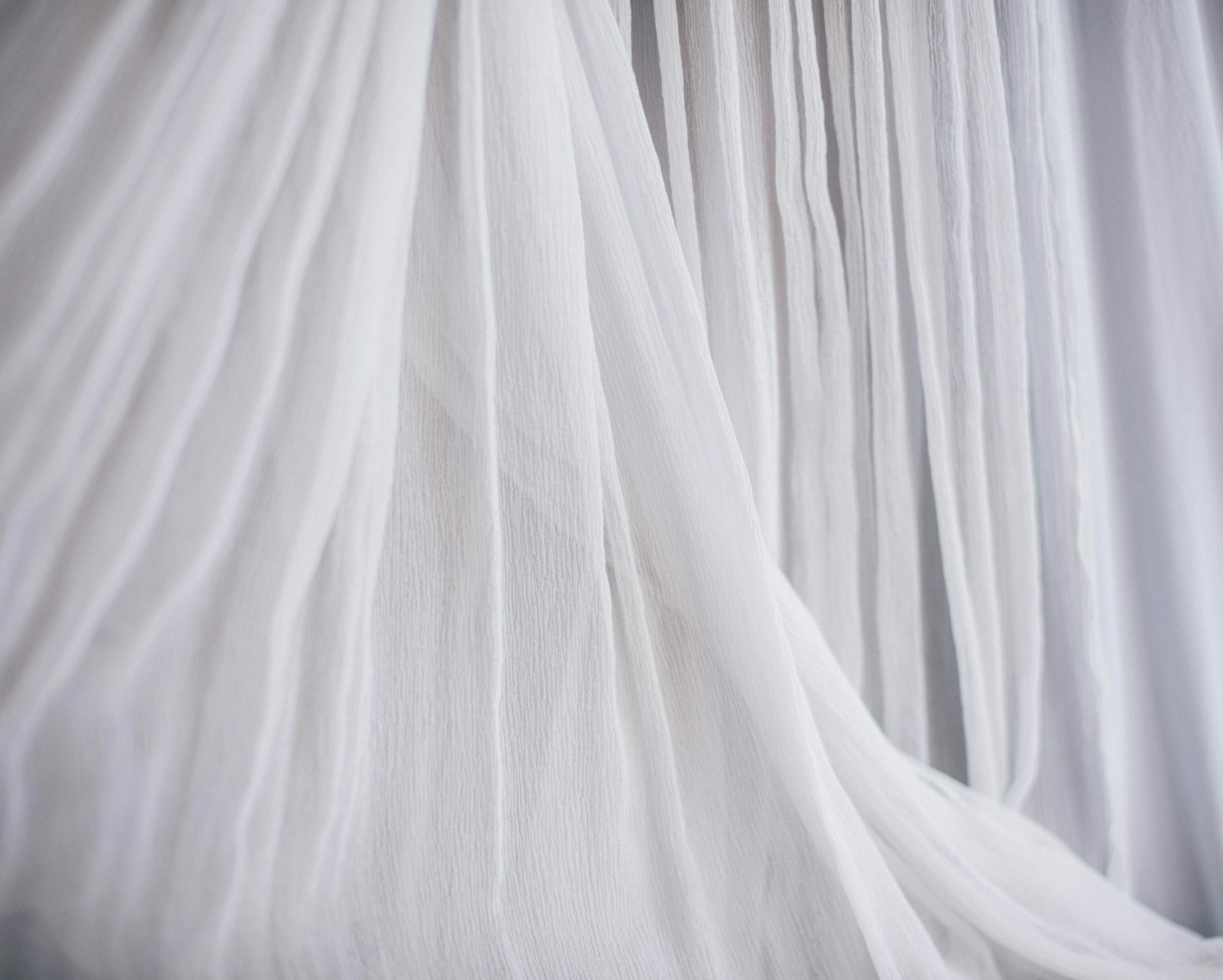 Couturejurk op een paspop in een naaiatelier