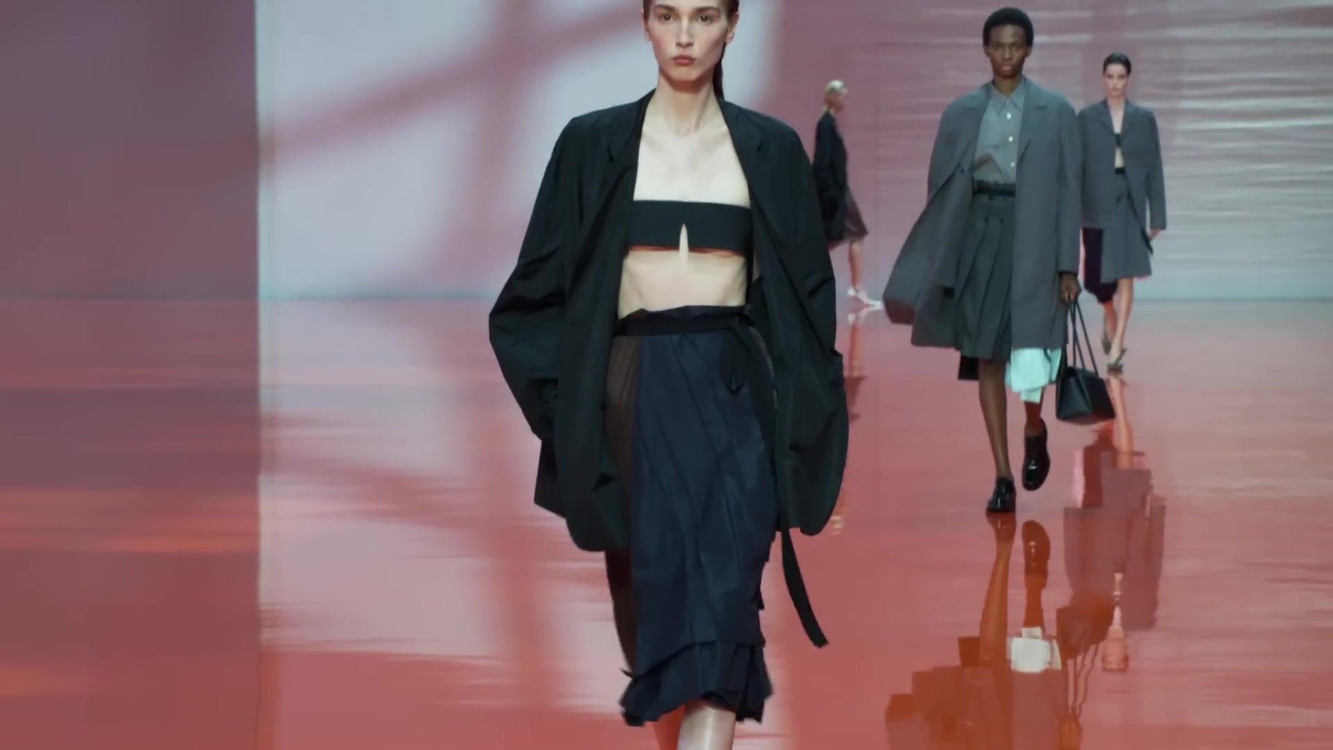 Modellen op de catwalk van Prada voor lente en zomer 2026