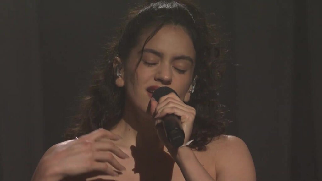 Rosalía zingt Reliquia bij Saturday Night Live
