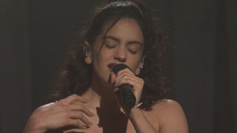 Rosalía zingt Reliquia bij Saturday Night Live