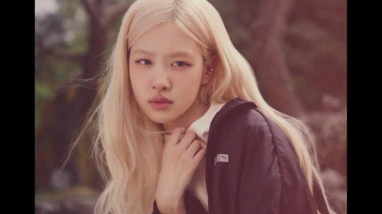 Rosé in een donkere Puma-jas in de natuur, uit een campagnevideo van Puma Korea