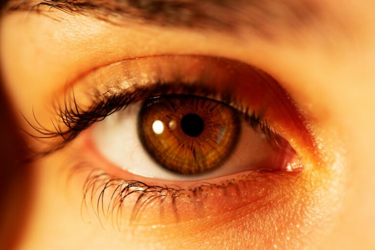 Close-up van een oog met zachte bruine oogschaduw