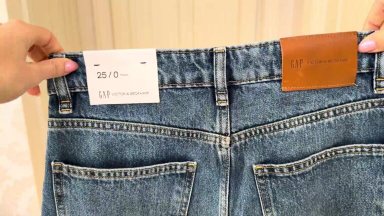 Achterkant van een spijkerbroek met het leren label van Gap en Victoria Beckham