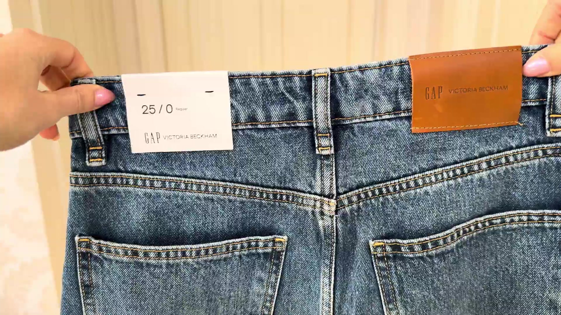 Achterkant van een spijkerbroek met het leren label van Gap en Victoria Beckham
