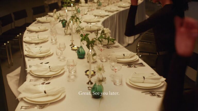 Lange gedekte tafel met wit servies, glazen en groene vazen uit de collectie van Victoria Beckham voor Westwing