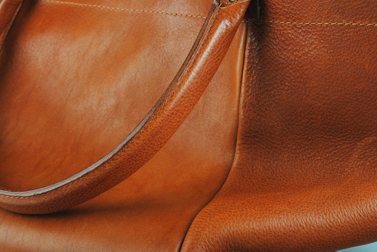 Bruine vintage leren handtas op een tafel